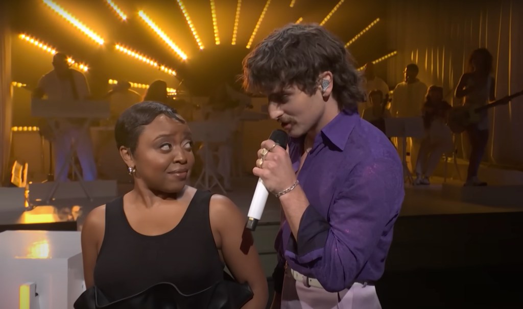 Benson Boone Serenades Quinta Brunson lors de sa performance «SNL» de «Désolé je suis ici pour quelqu'un d'autre»