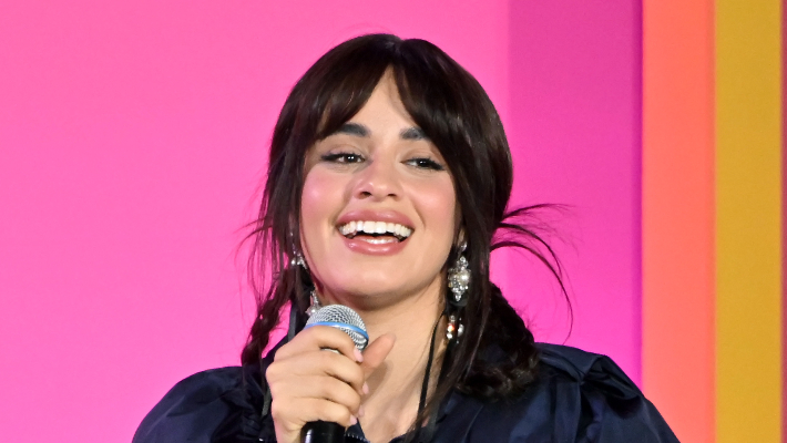 Camila Cabello est `` Blown '' que l'une de ses chansons de 2017 a maintenant franchi le seuil de milliards de cours d'eau