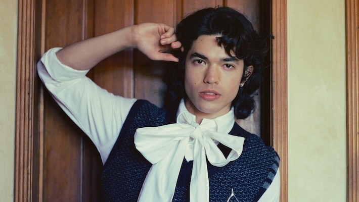 Conan Gray dévoile une vidéo romantique pour `` This Song '' alors qu'il annonce une tournée en 2025