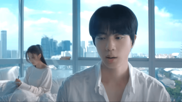 Jin est hanté par son passé romantique dans la vidéo «Don't Say You Love Me»
