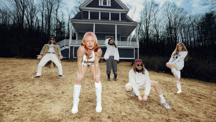 La jambe humide livre une vidéo à une prise pour son nouveau single vigoureux 'CPR'