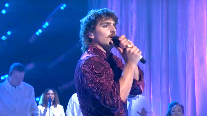 La performance de Benson Boone de «Mystical Magical» sur «SNL» était un spectacle de haut vol coloré de son amour