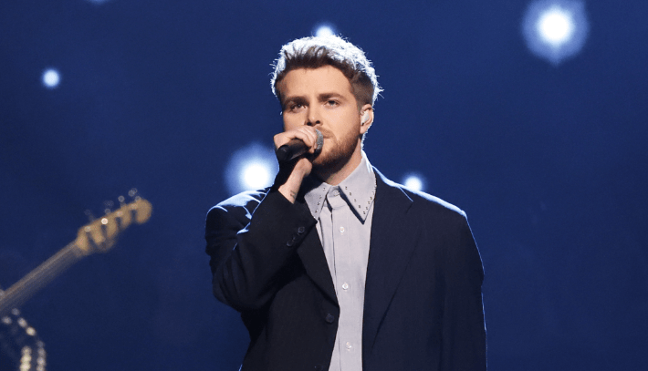 La performance émouvante d'Alex Warren de «ordinaire» aux Amas 2025 semble paradisiaque
