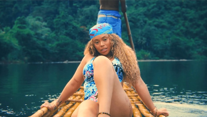 Latto prend des vacances tropicales dans sa vidéo révélatrice «quelqu'un»