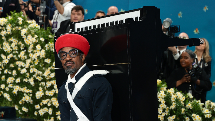 Le sac à dos de piano Met Gala en 2025 d'André 3000 était sa grande façon d'annoncer l'EP `` 7 Piano Sketches ''