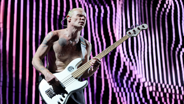 Les puces de RHCP soutiennent une nouvelle collection de couvertures de prétendants de son Silverlake Conservatory of Music étudiants
