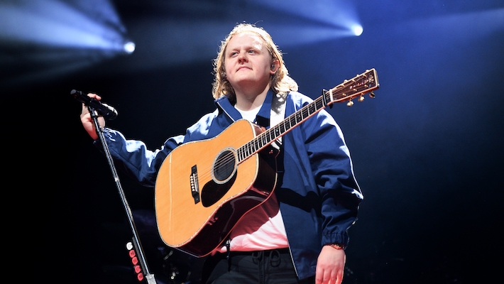 Lewis Capaldi a fait son retour sur scène lors du concert de charité de Tom Walker interprétant un set surprise pour les participants