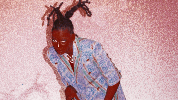 Little Simz devient Old Simz dans la «jeune» vidéo inspirée du punk