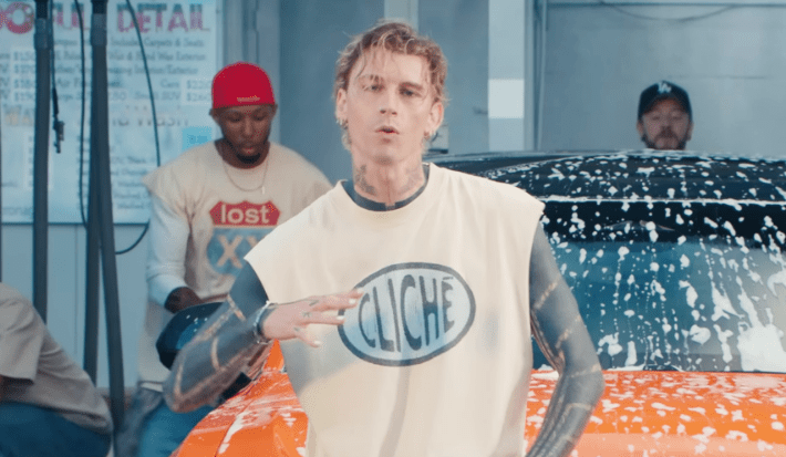 MGK est comme une pierre de rouleau dans la vidéo «clichée» fortement chorégraphiée