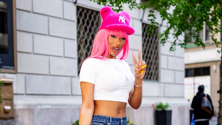 Megan Tye Stallion a taquiné sa ligne `` Hot Girl Swim '' avec une séance photo colorée sur le thème de l'été