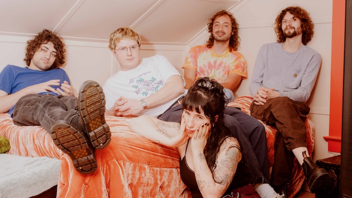 Mercredi, lâchez sa première nouvelle musique depuis 2023 avec le single «Elderberry Wine»