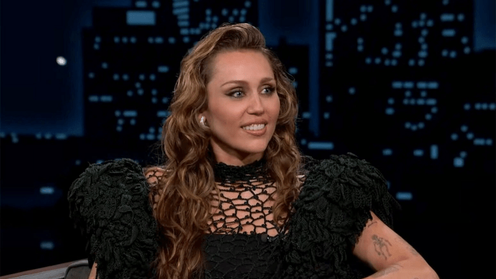 Miley Cyrus a blâmé Jimmy Kimmel en plaisantant pour son moment de twerking VMAS viral 2013