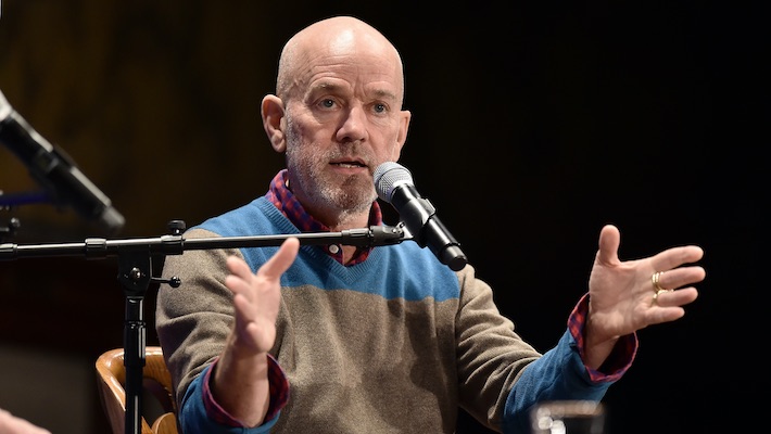 REM réélemande «Radio Free Europe» dans le cadre de leur nouvel avantage EP en l'honneur de la «Journée mondiale de la liberté de la presse»