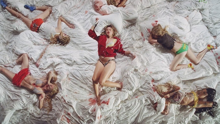 Renéé Rapp est de retour avec la pop guitar-forward de `` Leave Me Alone '', de son album nouvellement annoncé