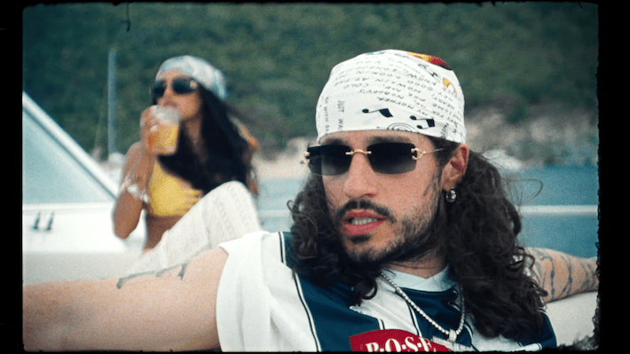 Russ s'éloigne de tout cela dans sa vidéo idyllique `` folle ''