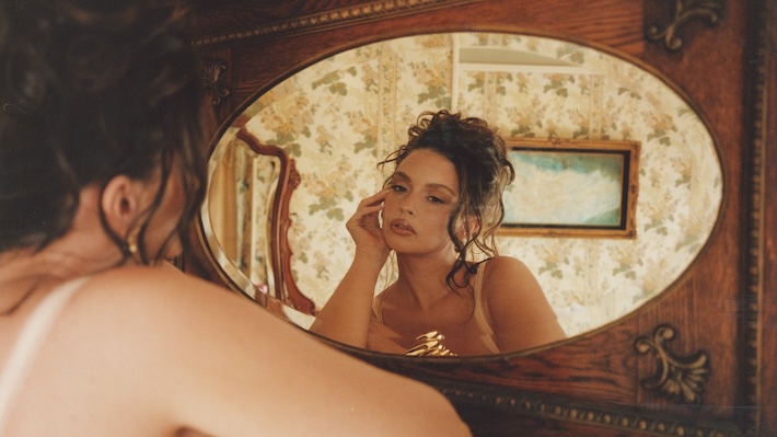 Sabrina Claudio annonce la date de sortie de son nouvel album, "Fall in Love With Her"