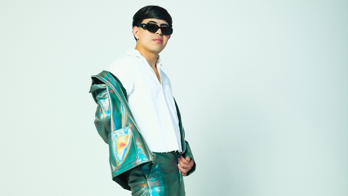 Oscar Maydón et Peso Pluma se lient pour fléchir leur richesse dans la vidéo «Asquerosamete Rico»