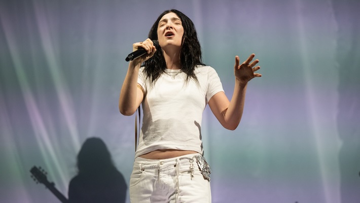 Lorde a fait une apparence surprise de Glastonbury pour interpréter chaque chanson de son nouvel album