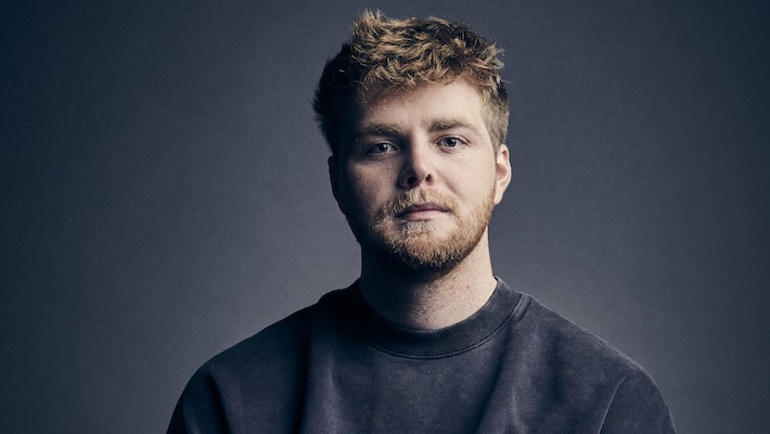 Alex Warren décroche son premier hit n ° 1 alors que «Ordinary» monte au sommet du graphique Hot 100 «Billboard»