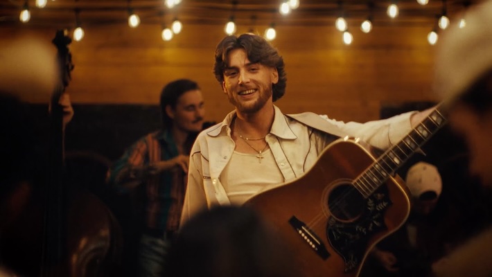 Bailey Zimmerman annonce un nouvel album et compte avec une vieille flamme sur «Comin» dans le froid »