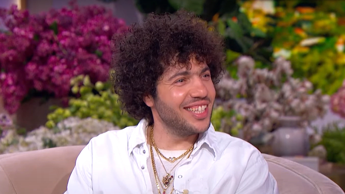 Benny Blanco surprend un lycée de Los Angeles en DJing leur bal