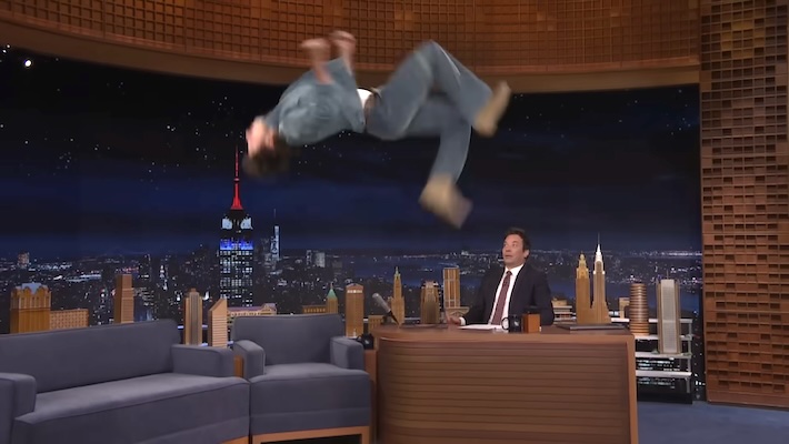 Benson Boone se détache du bureau de Jimmy Fallon et interprète 'Momma Song' sur "The Tonight Show"