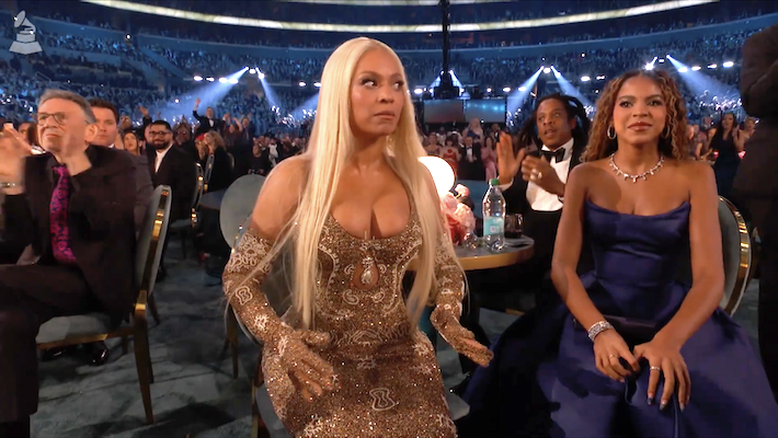 Beyoncé a eu un moment effrayant impliquant une voiture suspendue à son spectacle de Houston