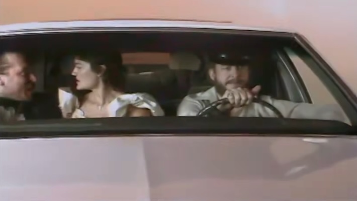 Bon Iver est à la fois un conducteur de limousine et un avocat en divorce dans son rétro 'de' vidéo