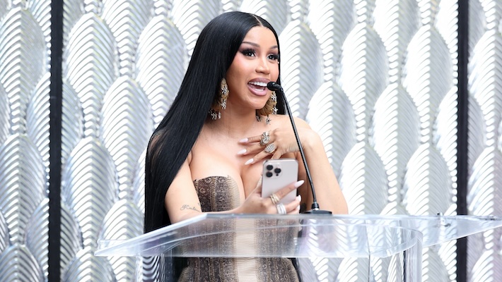 Cardi B a partagé la première photo de sa fille Blossom Belle d'une journée de piscine familiale