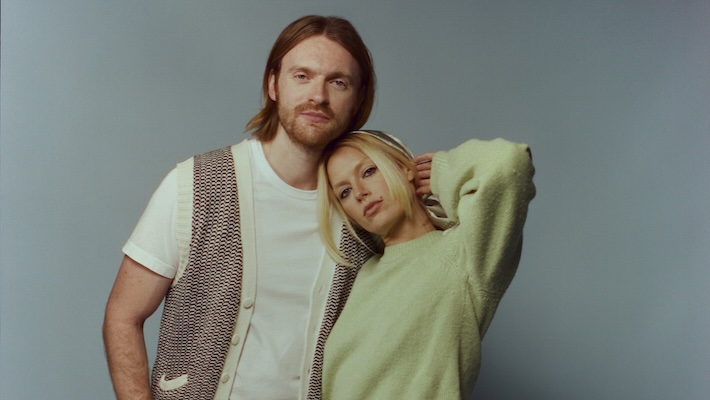 Finneas et Ashe présentent les faveurs, leur nouveau groupe, avec le "Little Mess que vous avez fait 'inspiré des années 70'