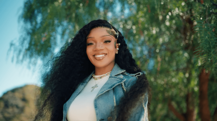 Glorilla compte ses bénédictions dans la vidéo ensoleillée `` Rain Down on Me '' avec Kirk Franklin