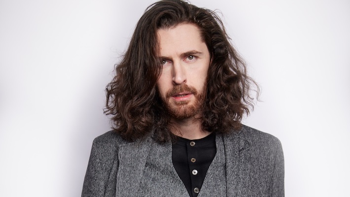 Hozier a annulé certains concerts à venir en raison d'une maladie, mais il est toujours en cours pour Bonnaroo