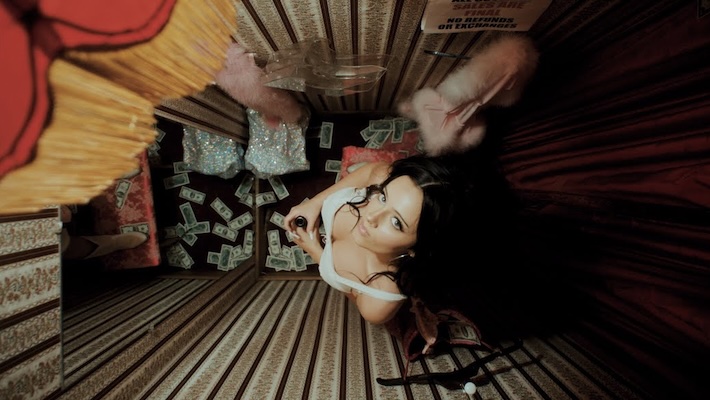 Jessie Murph demande un traitement brutal dans la chambre sur «Touchez-moi comme un gangster»