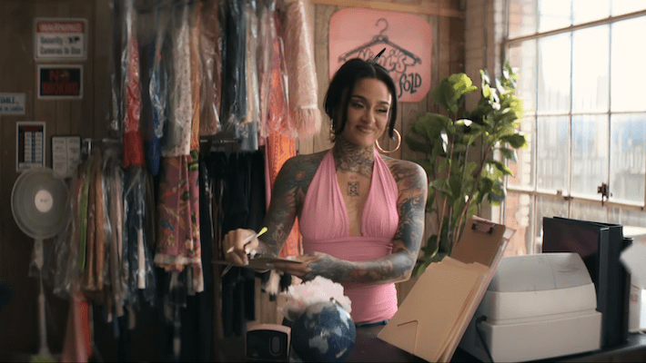 Kehlani gère un service de nettoyage à sec fantastique dans sa vidéo «pliée» séduisante