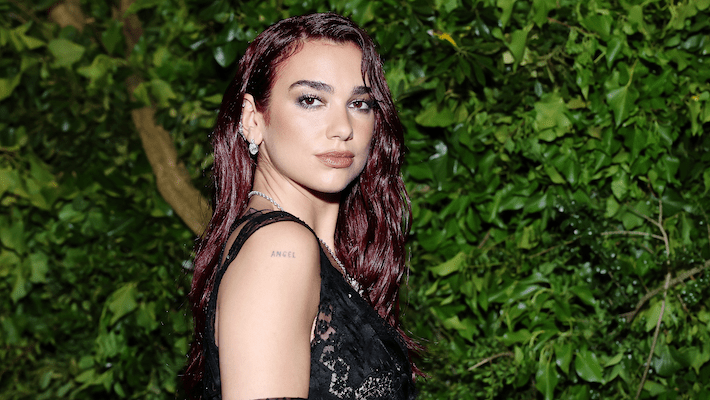 Le podcast «Service Book Club» de Dua Lipa se dirige vers Spotify dans un nouvel accord
