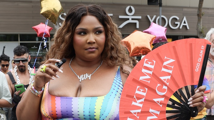 Lizzo prononce un discours puissant soutenant les personnes trans avant de ce que le rain-en-ciel "sur l'arc-en-ciel"