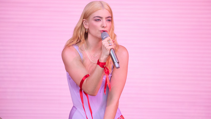Lorde ressent une déconnexion de son personnage de «pouvoir solaire»: «Je ne pense pas que je suis censé vibrer»