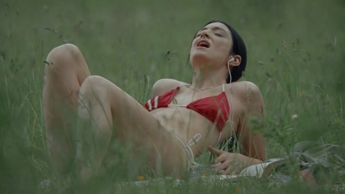Lorde se fait tatouer des fesses dans les bois dans sa nouvelle vidéo «Hammer»
