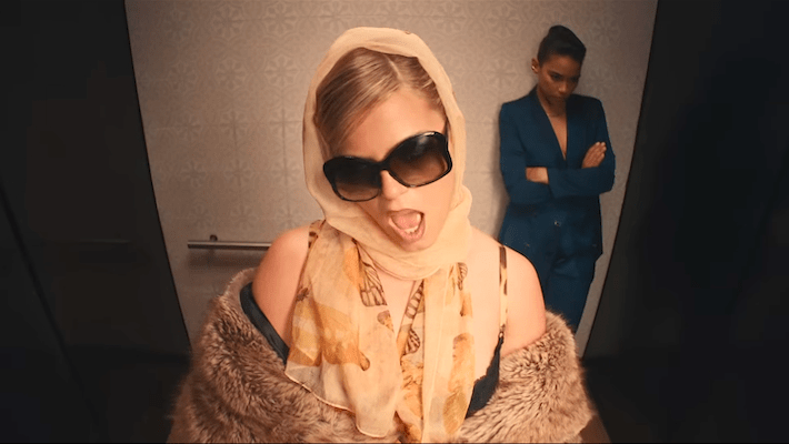 Renee Rapp et Alexandra Shipp détruisent une chambre d'hôtel dans la vidéo hédoniste «folle»