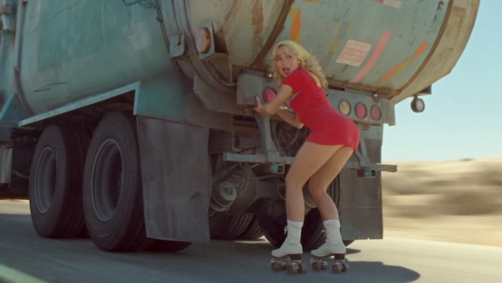 Sabrina Carpenter passe par une dizaine d'événements dans sa vidéo sauvage «Manchild»