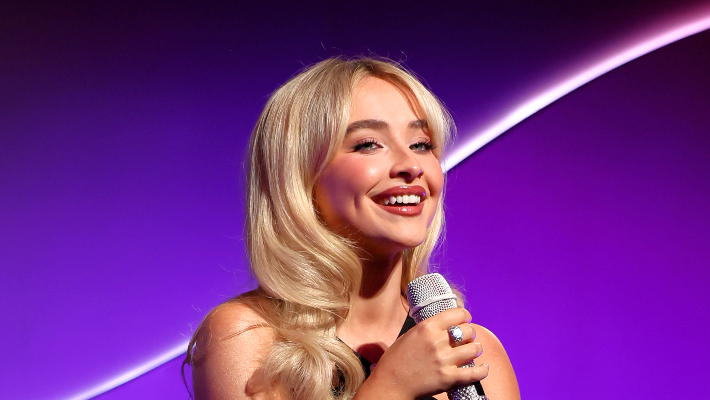 Sabrina Carpenter peut taquiner une nouvelle chanson avec des panneaux d'affichage mystérieux