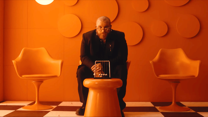 Teddy nage la vidéo «émouvante» devenue folle »verse un compliment céleste