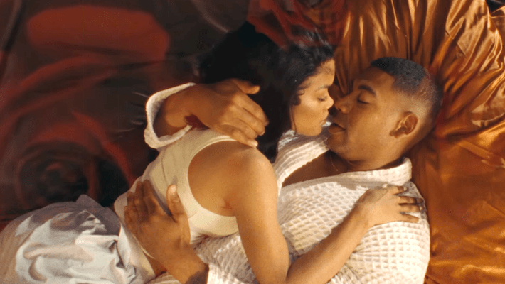Teyana Taylor se trouve dans un «lit de roses» avec Aaron Pierre dans sa nouvelle vidéo sensuelle