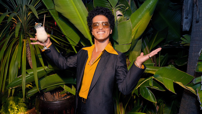 Bruno Mars plaisante sur sa dette de jeu supposée pour réfléchir à son apparence surprise Blackpink