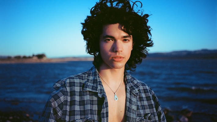 Conan Gray dévoile l'hymne du cœur brisé «Vodka Cranberry», de son prochain album
