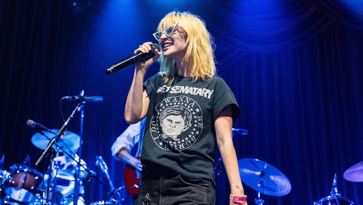Hayley Williams a publié 17 nouvelles chansons sur son site Web, mais il y a une prise