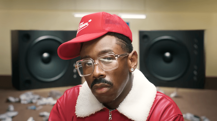La vidéo énergique de Tyler le créateur `` Arrête de jouer avec moi '' le ramène au fou des années 80