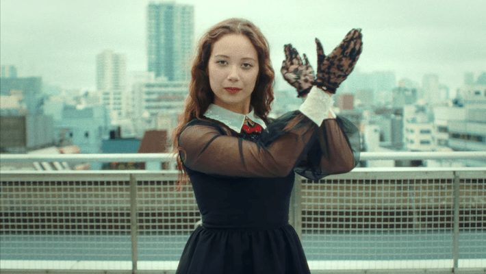 Laufey danse son chemin à travers le Japon dans la vidéo excentrique de la «fille amant»