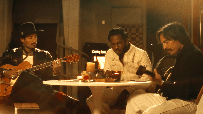 Leon Bridges assiste sur le tout premier single en anglais d'Hermanos Guérrez, «Elegantly Wasted»