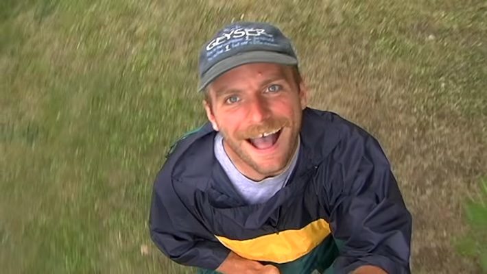 Mac DeMarco se promène et mange une pomme dans la vidéo pour son nouveau single doux 'Holy'